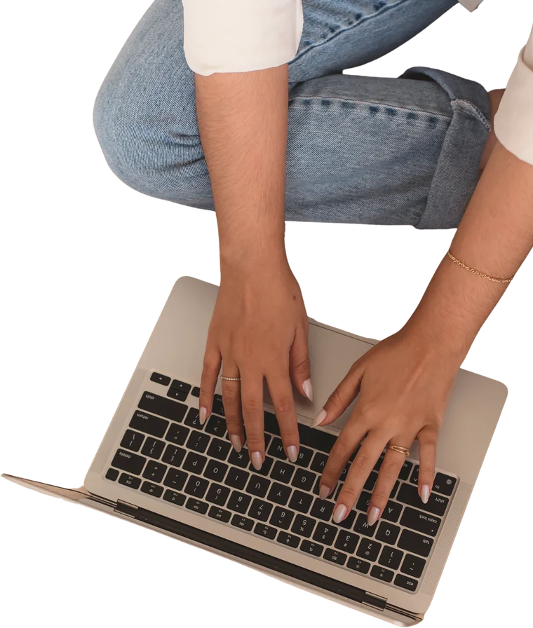Mãos digitando em um notebook